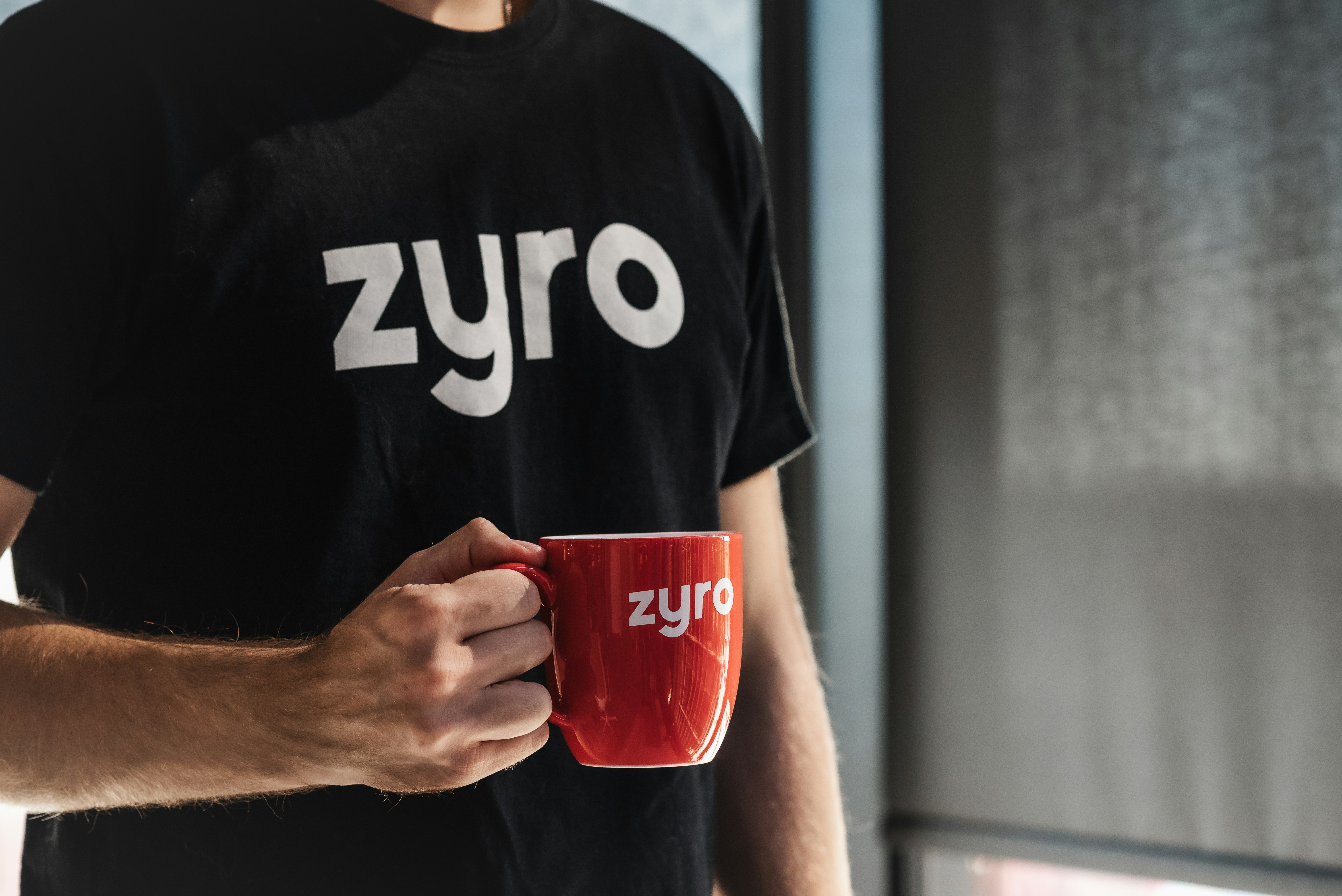 photo-1631879746685-e6cf8e532af1?ixid=M3wxMjA3fDB8MXxzZWFyY2h8NHx8ZHJpbmslMjB0LXNoaXJ0c3xlbnwwfHx8fDE3NzAyMjc4MTh8MA\u0026ixlib=rb-4.1.0