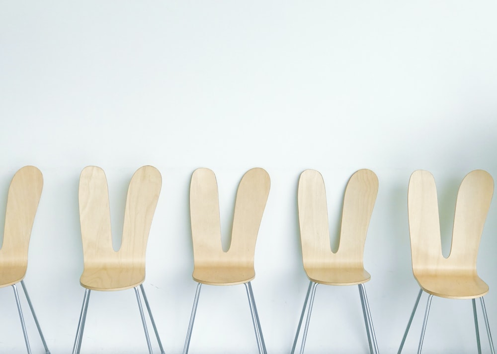 a row of wooden chairs sitting next to each other