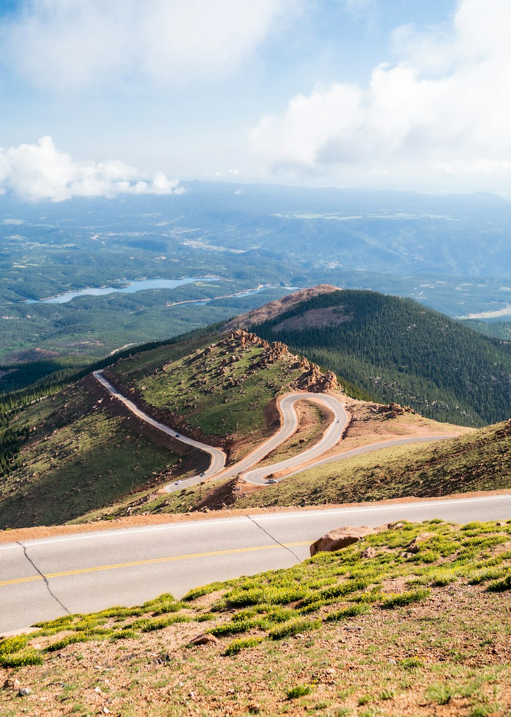 Una vista di una tortuosa strada di montagna dalla cima di una collina
