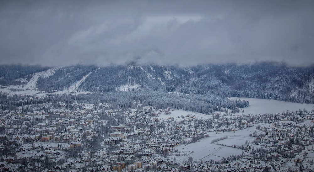 Ein schneebedeckter Berg mit einer Stadt darunter