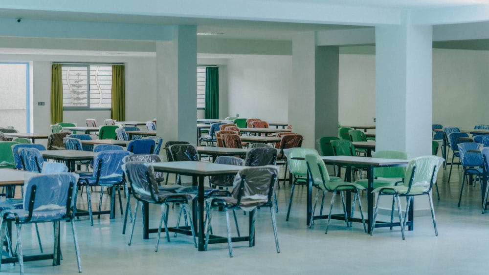 a room filled with lots of tables and chairs