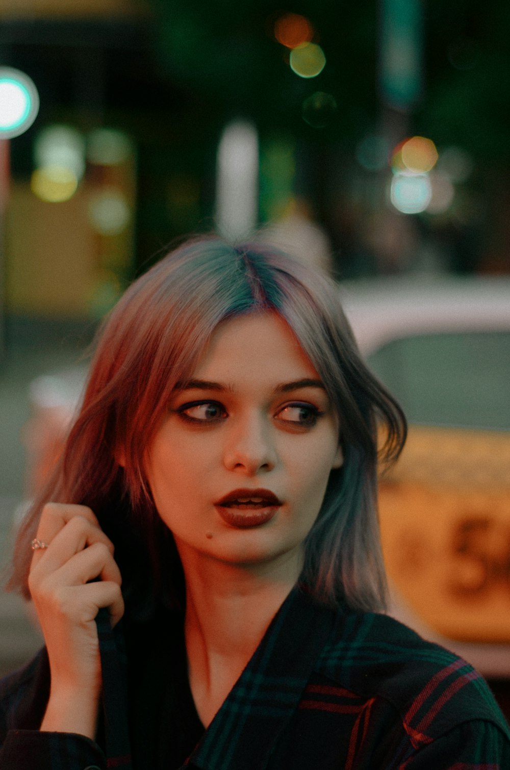 Une femme aux cheveux roux et à la chemise noire