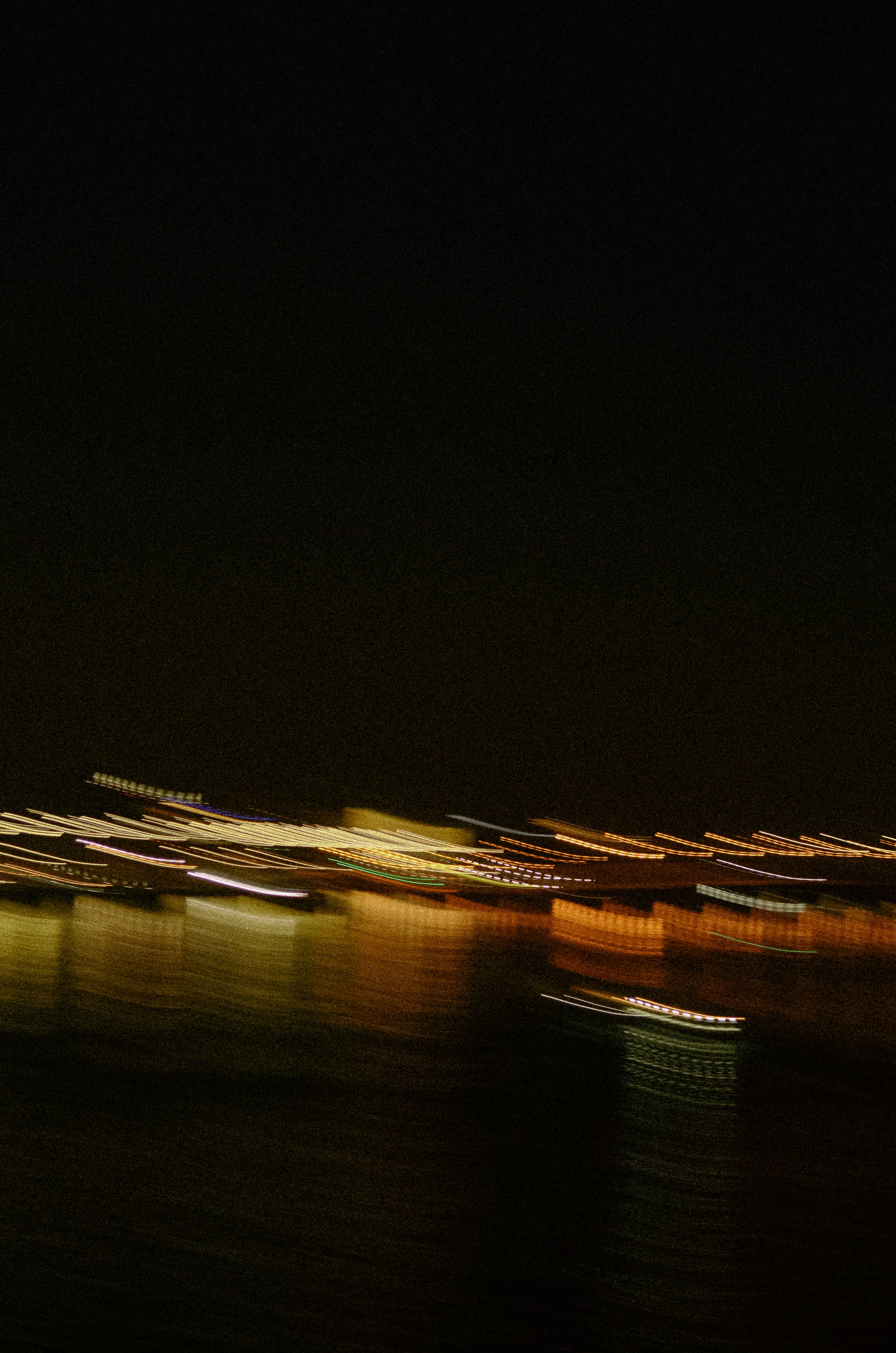 Una foto borrosa de un barco en el agua