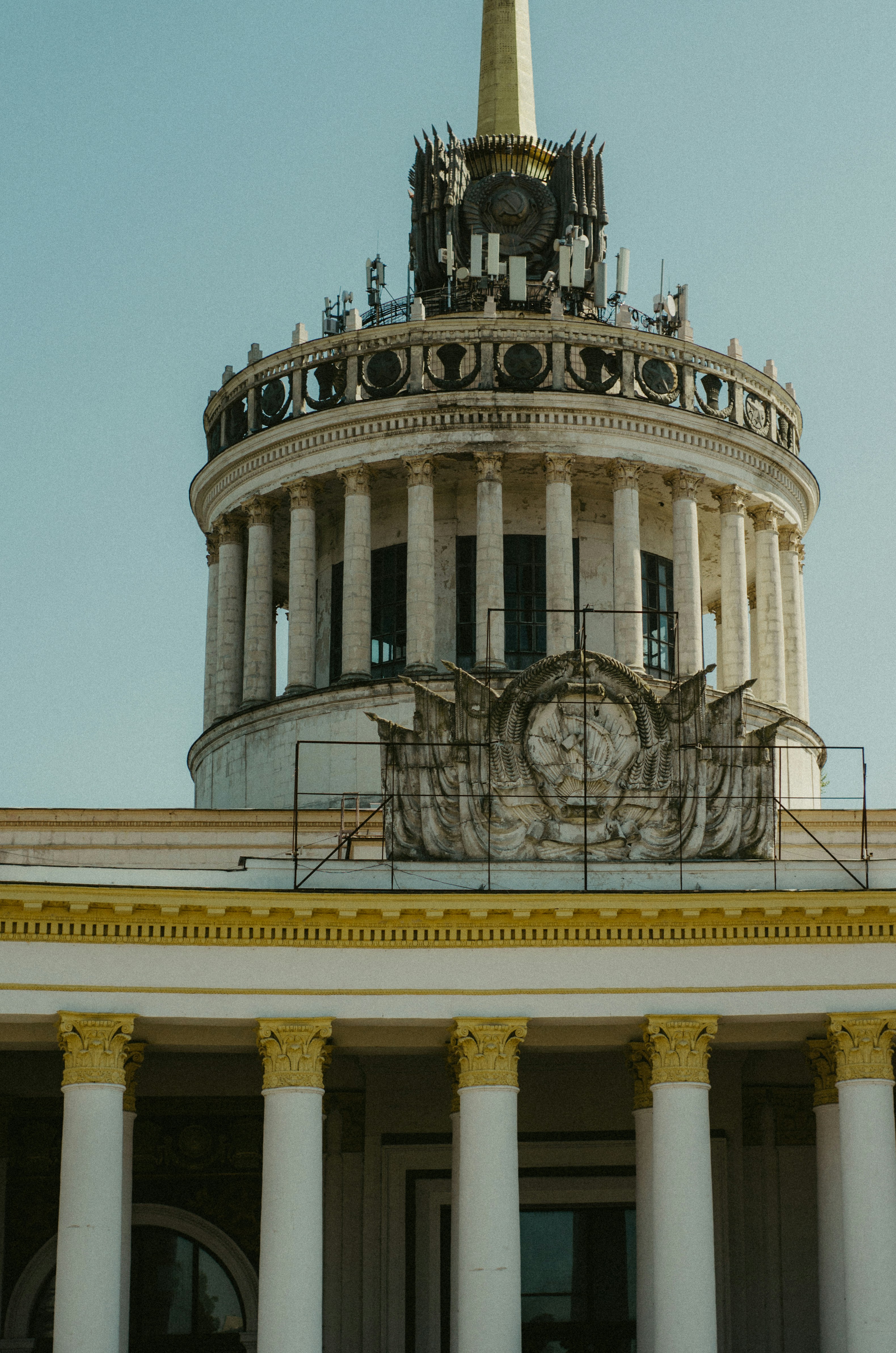 een gebouw met kolommen en een kloktoren