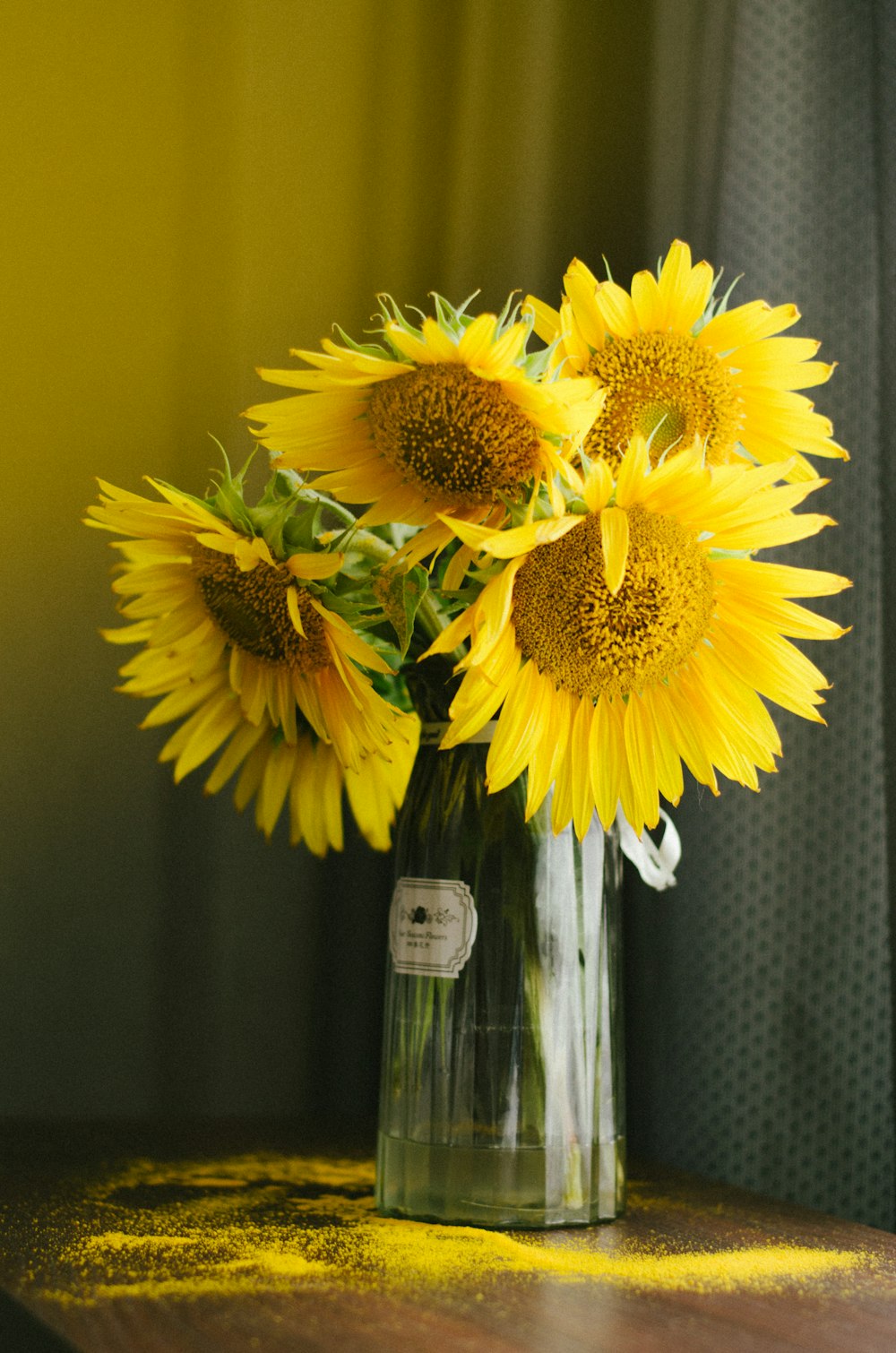 Un vaso pieno di girasoli gialli su un tavolo