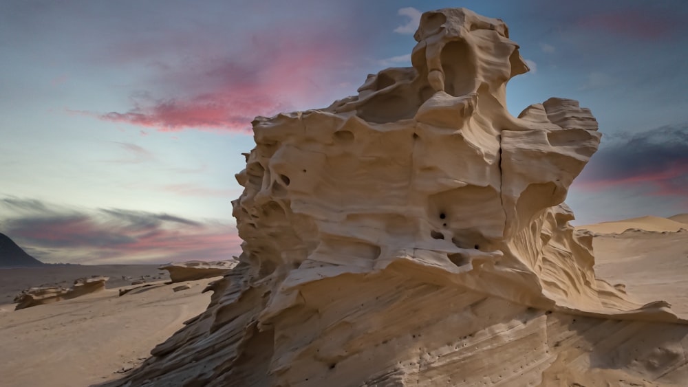 사막 한가운데에 있는 암석