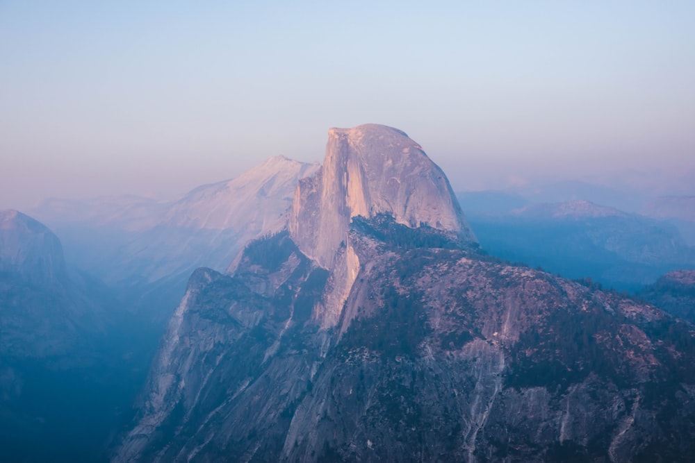 une vue du sommet d’une montagne depuis un avion