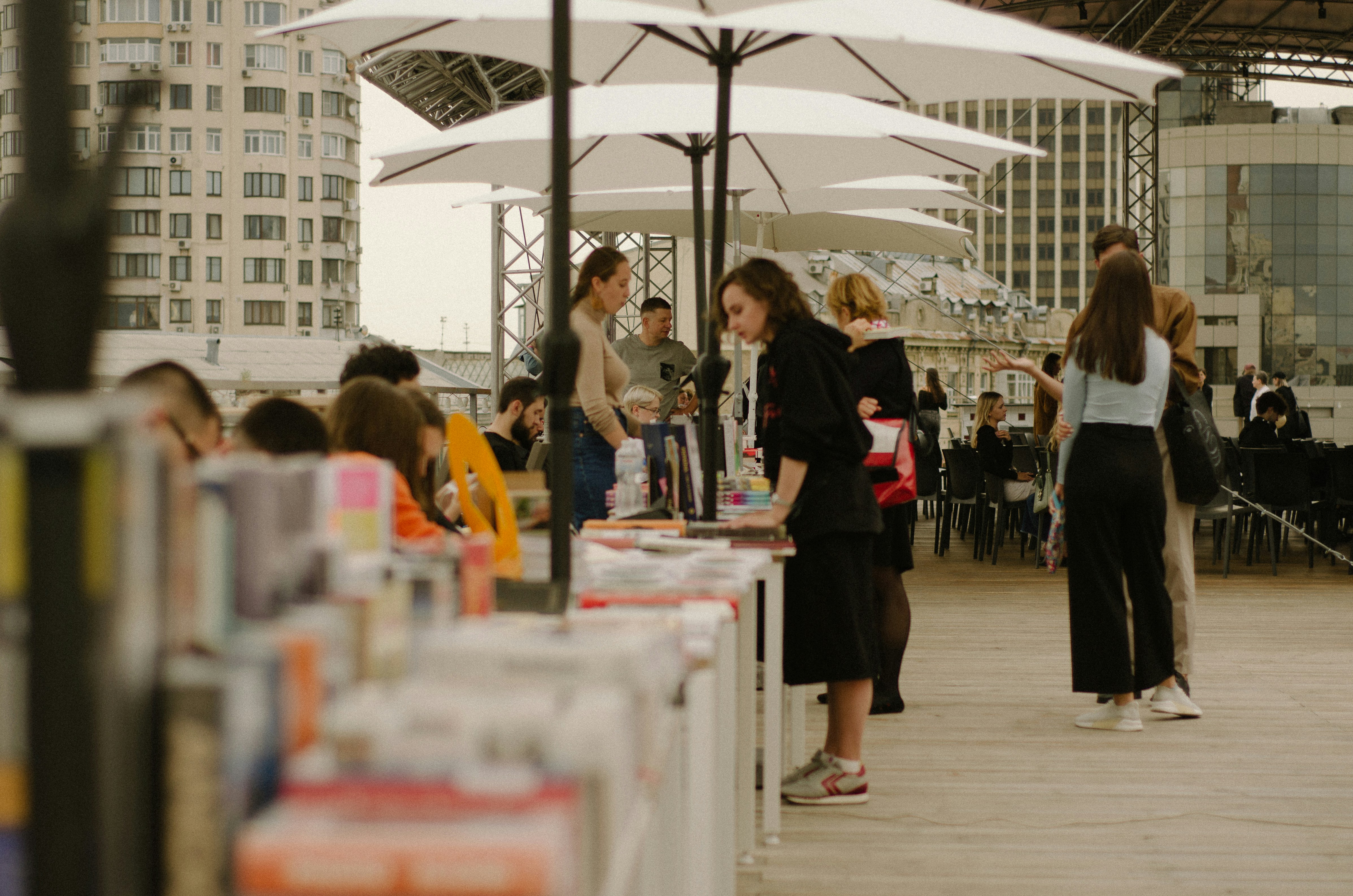 Eine Gruppe von Menschen, die unter Regenschirmen nebeneinander stehen