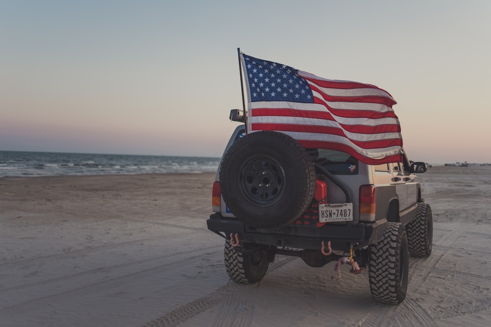 Une jeep avec un drapeau américain à l’arrière