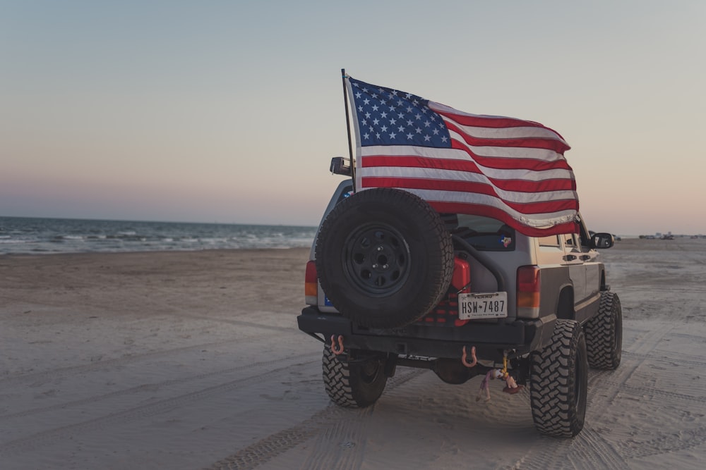 Ein Jeep mit einer amerikanischen Flagge auf der Rückseite