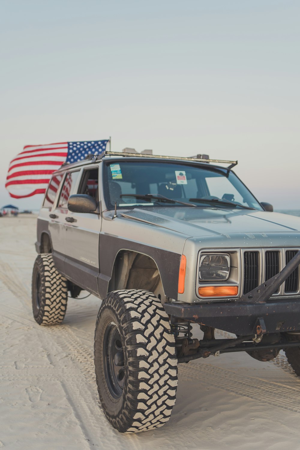 um caminhão com uma bandeira americana em cima dele
