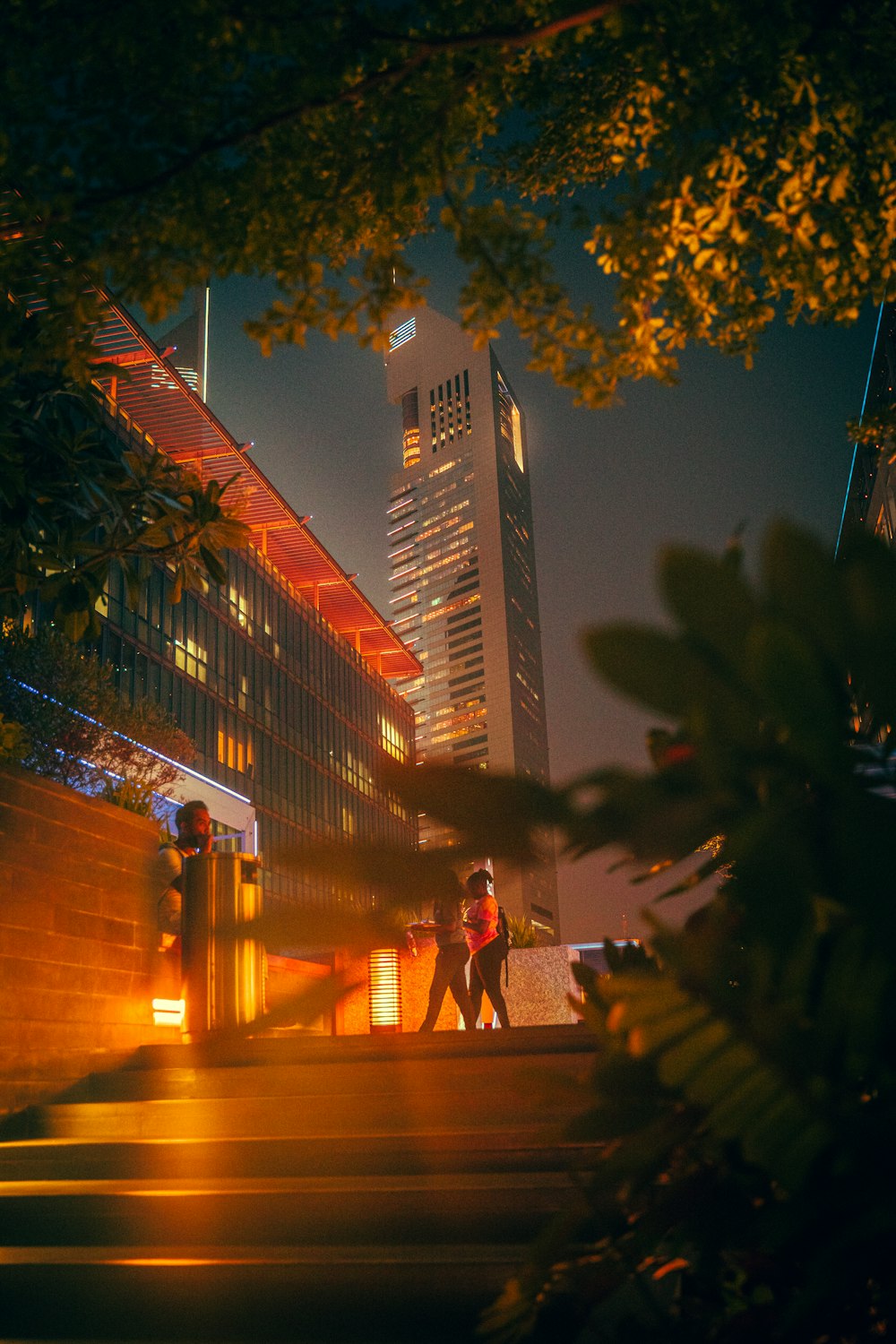 Una vista de una calle de la ciudad por la noche