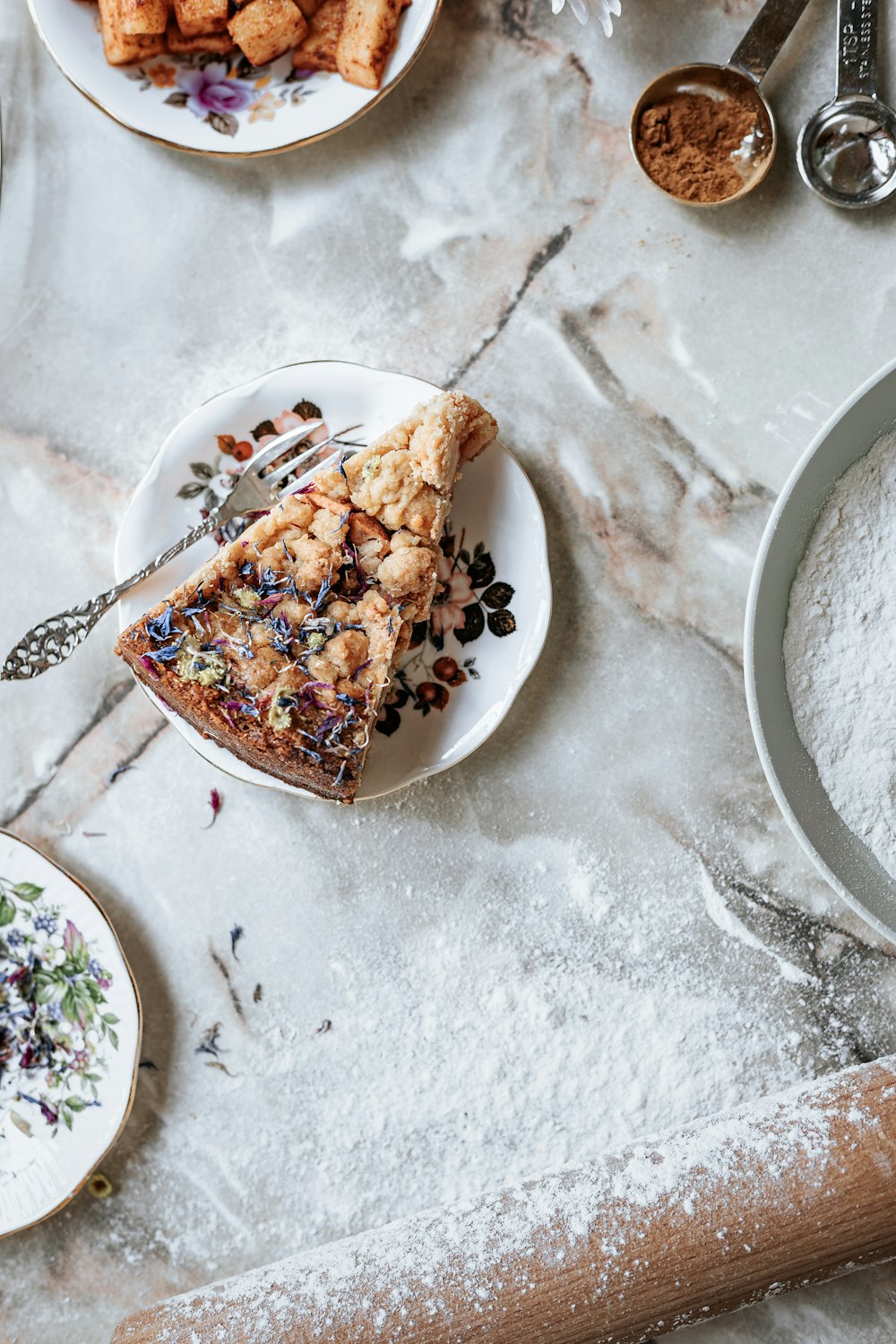 une assiette de nourriture avec une tranche de gâteau sur une table