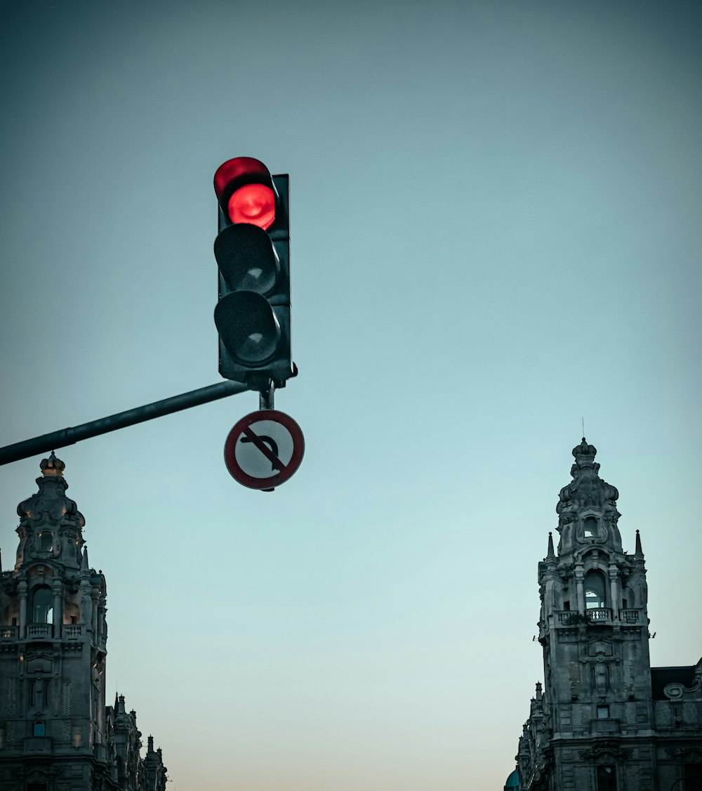 a traffic light with a red light above it