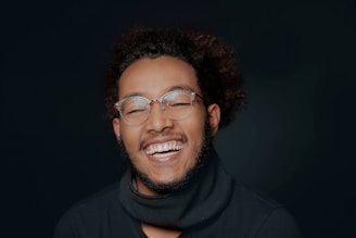 un hombre feliz y tranquilo