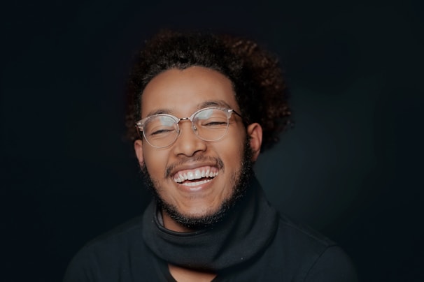 un hombre feliz y tranquilo