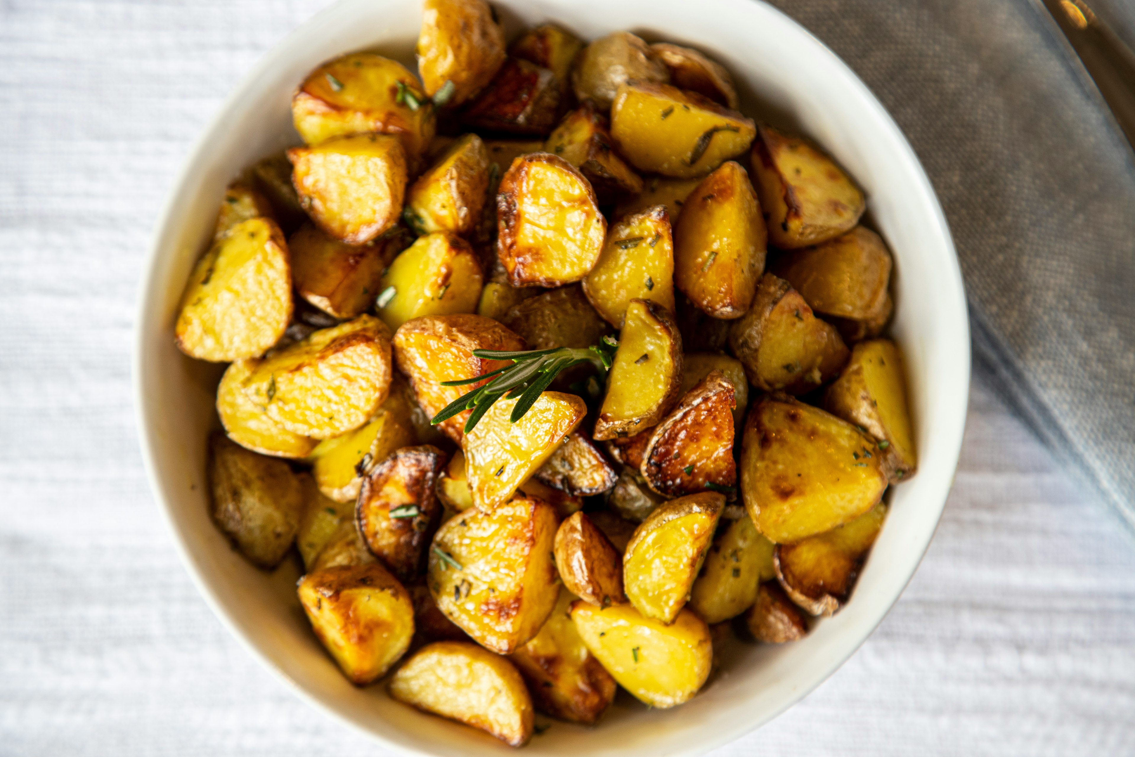 nella foto patate arrosto in una ciotola bianca (nell'articolo i ristoranti da provare a fuerteventura)