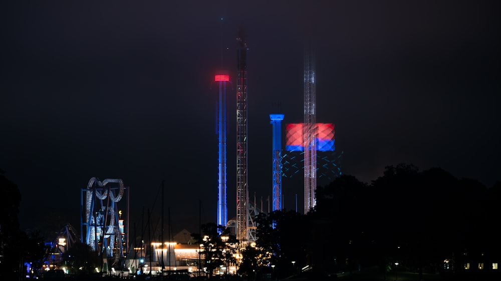 夜にライトアップされた高層ビル群