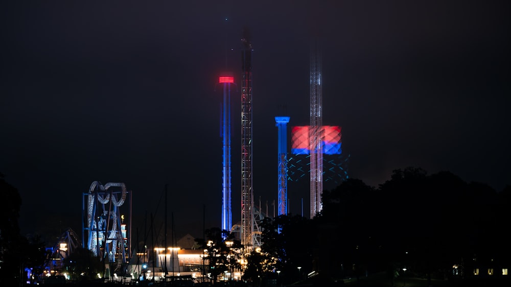 Un grupo de edificios altos iluminados por la noche