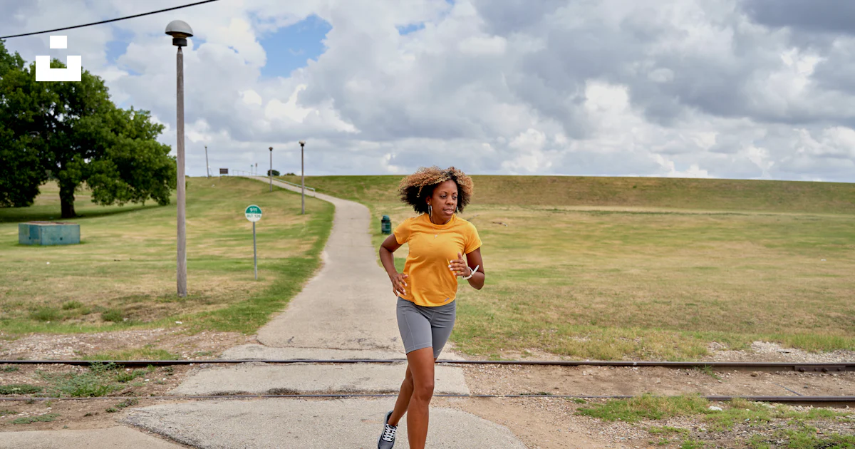 Running Down Path A woman running down a path in a park photo – Free Dallas Image on Unsplash
