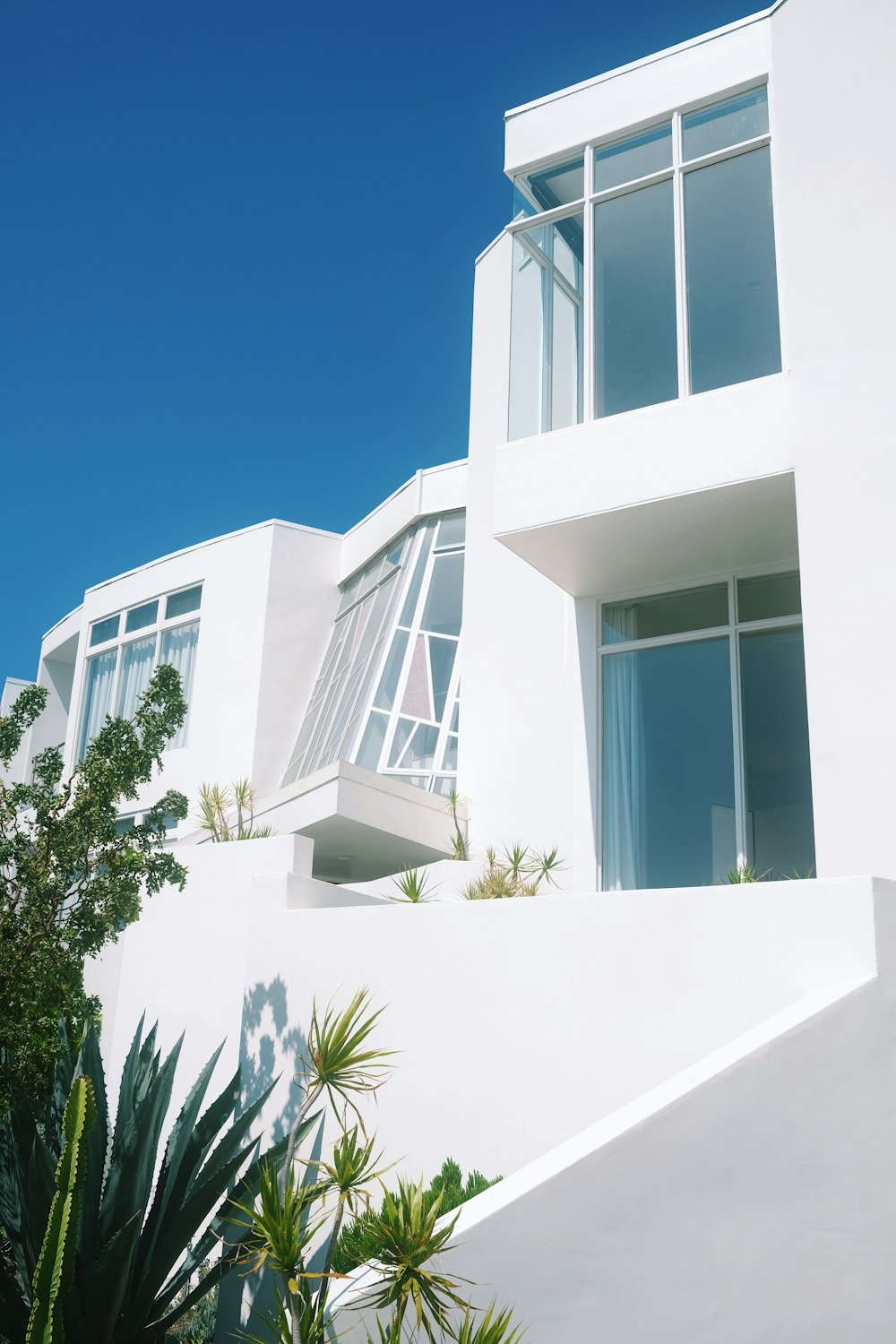 Un grand bâtiment blanc avec beaucoup de fenêtres