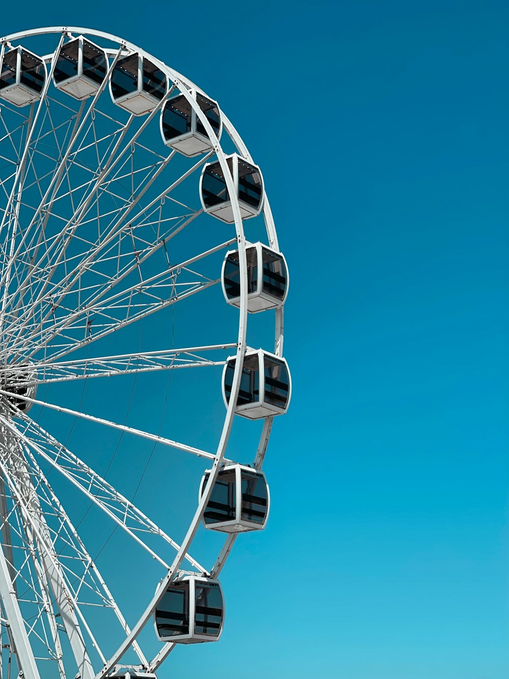 uma grande roda gigante branca em um dia claro