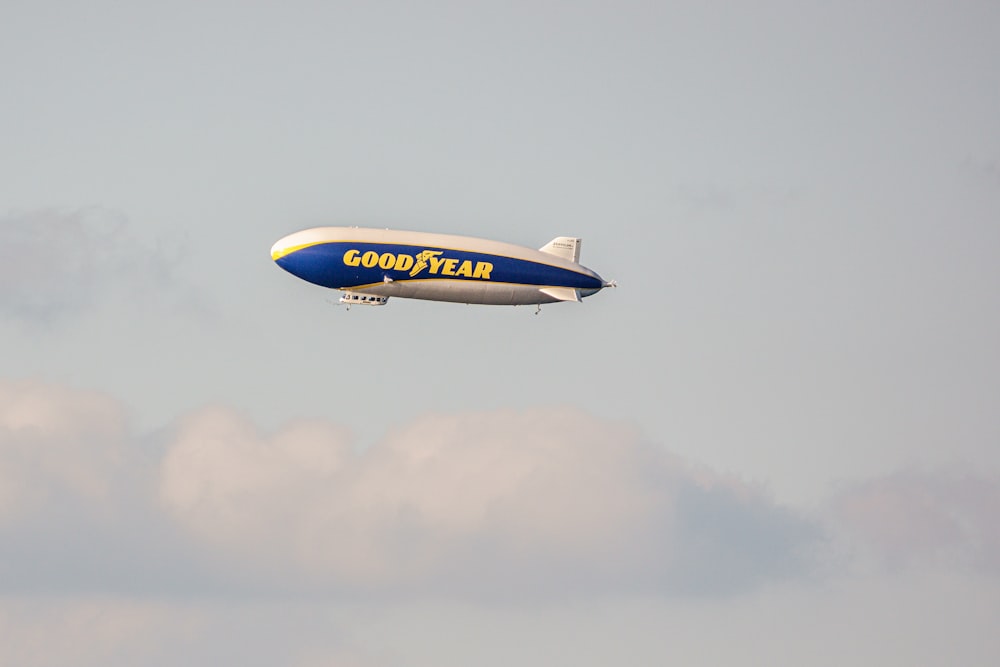 Ein großes blau-weißes Flugzeug fliegt am Himmel