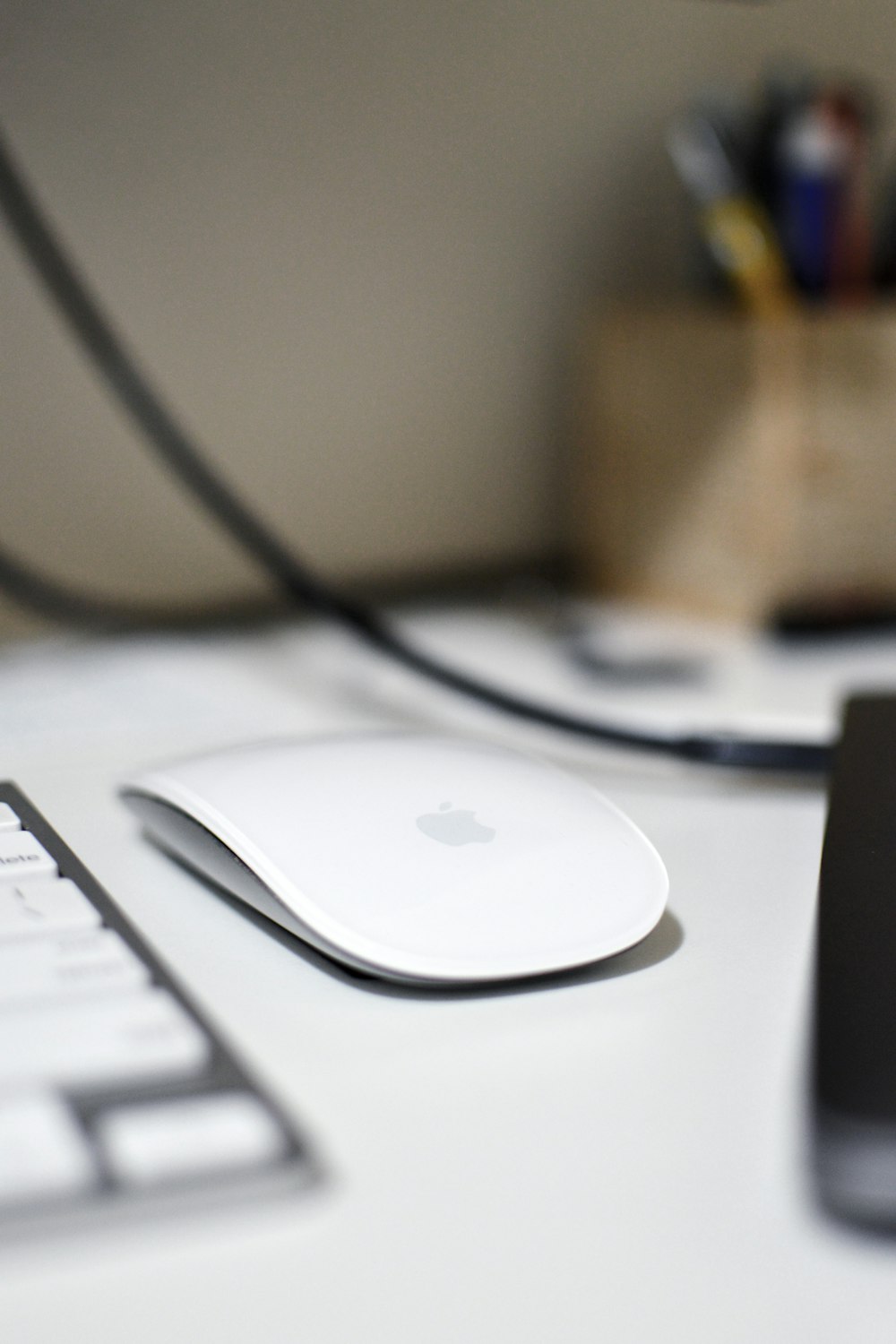 une souris d’ordinateur posée sur un bureau blanc