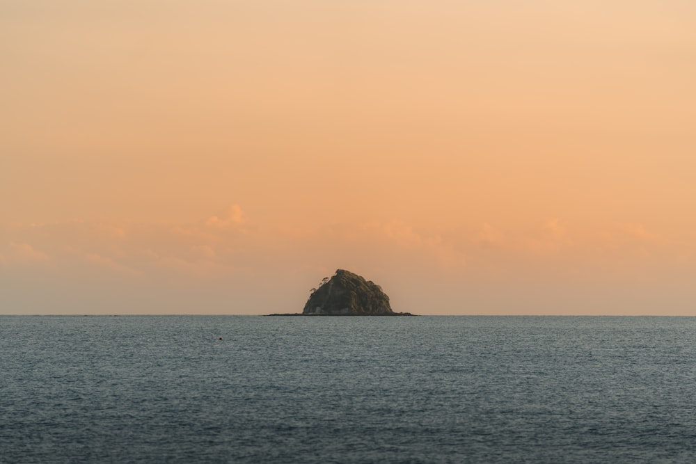 uma pequena ilha no meio do oceano