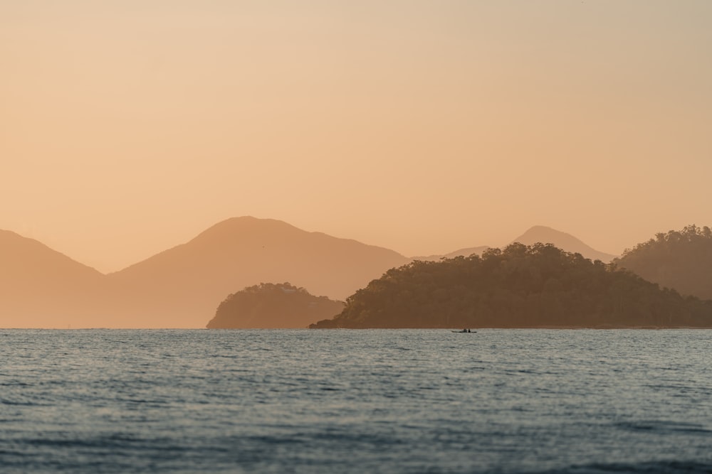 水域の真ん中にある小さな島