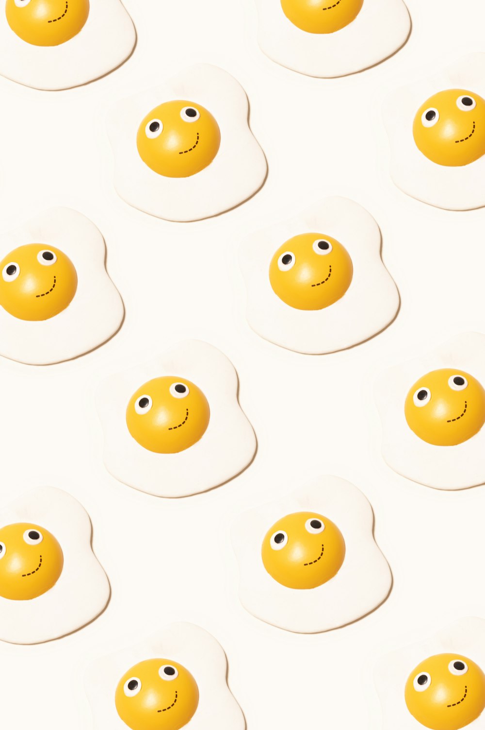 un grupo de huevos con caras dibujadas en ellos