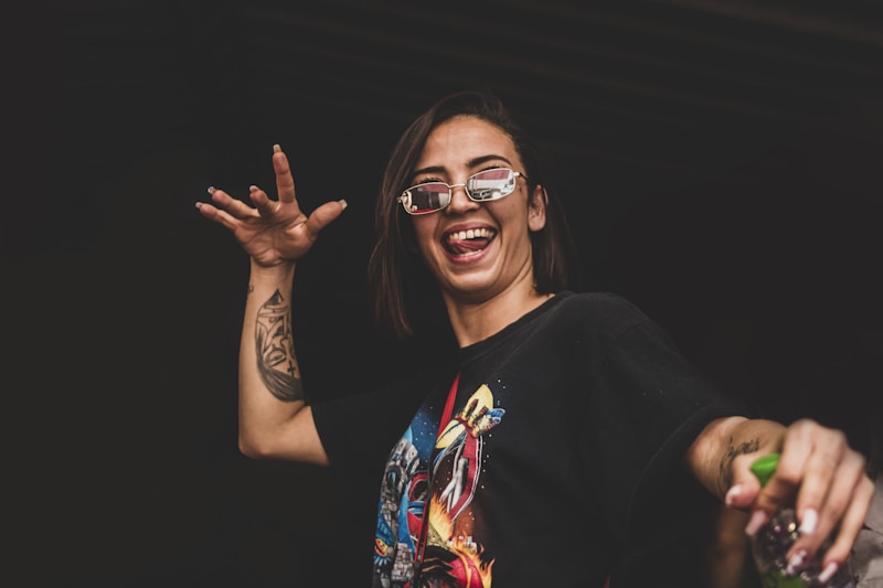 Mujer con gafas en fiesta