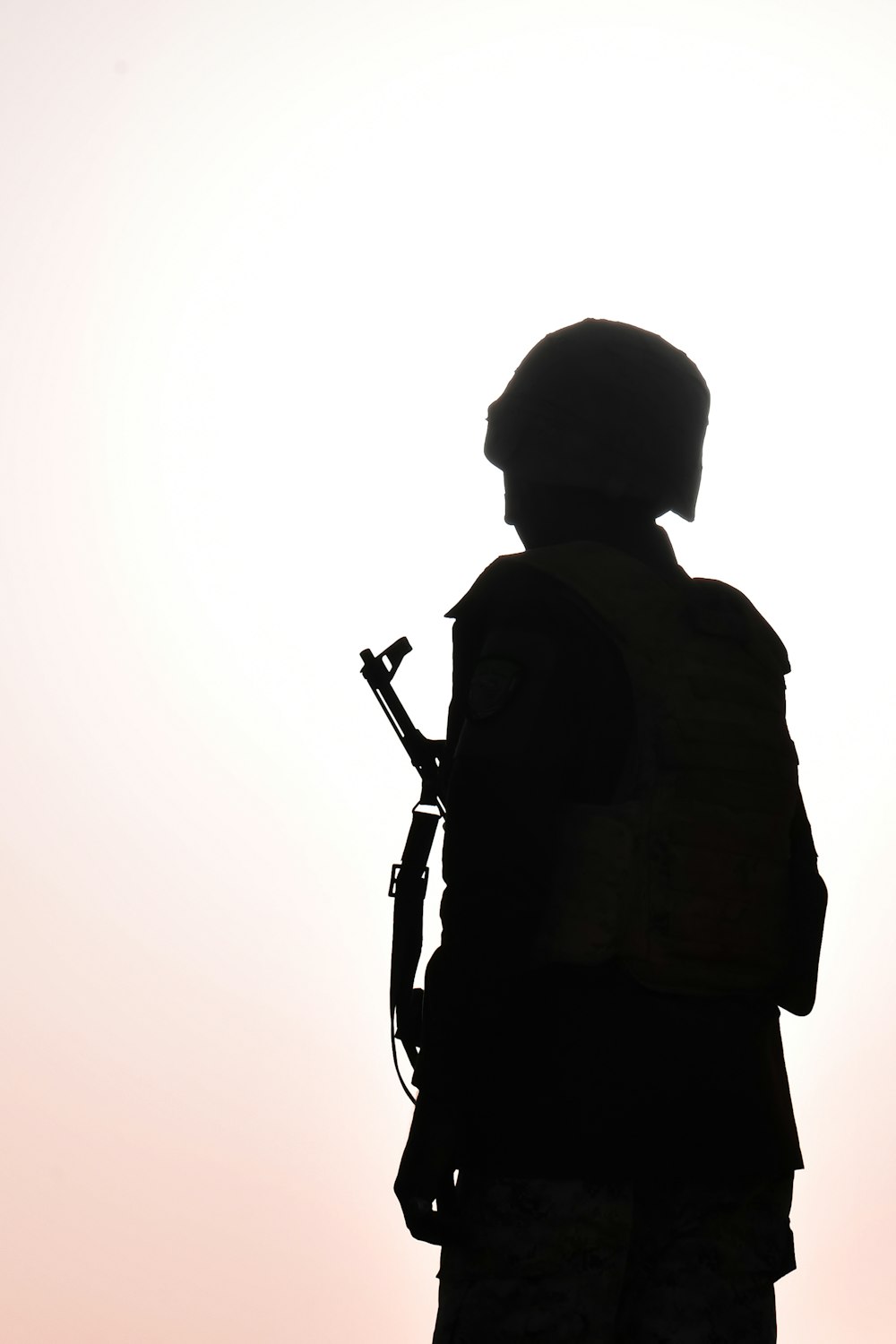 Die Silhouette eines Soldaten, der ein Gewehr hält