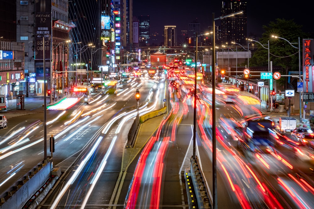 夜は交通量の多い街の通り