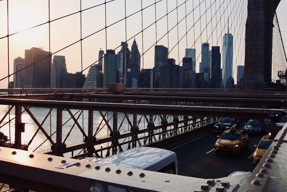 Una vista de un puente con una ciudad al fondo