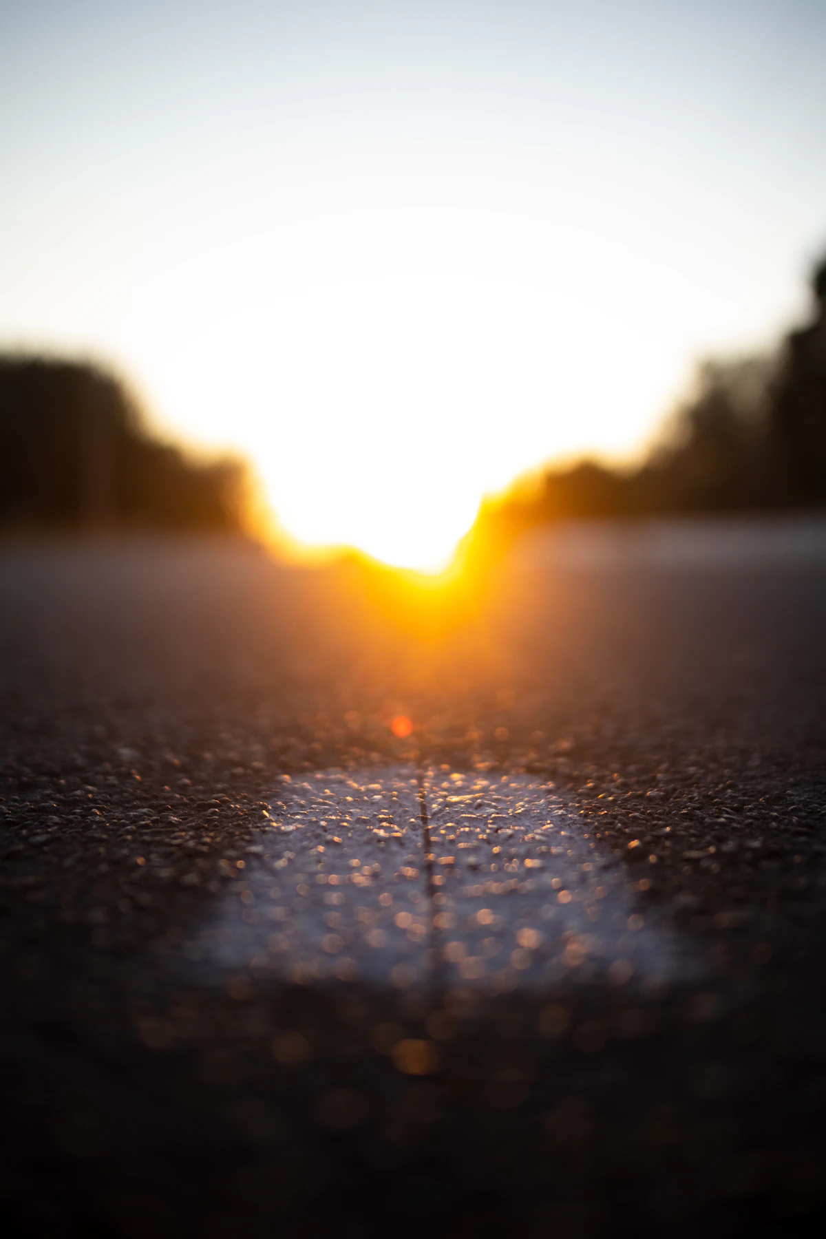 Carretera al atardecer con el sol bajo: calor extremo en verano