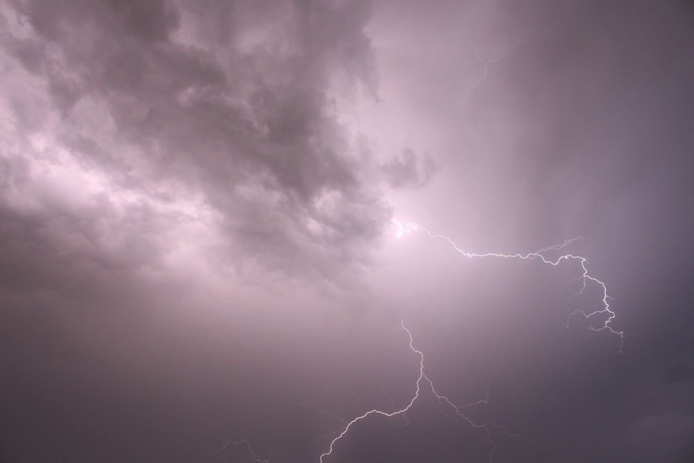 eine große Wolke gefüllt mit vielen Blitzen