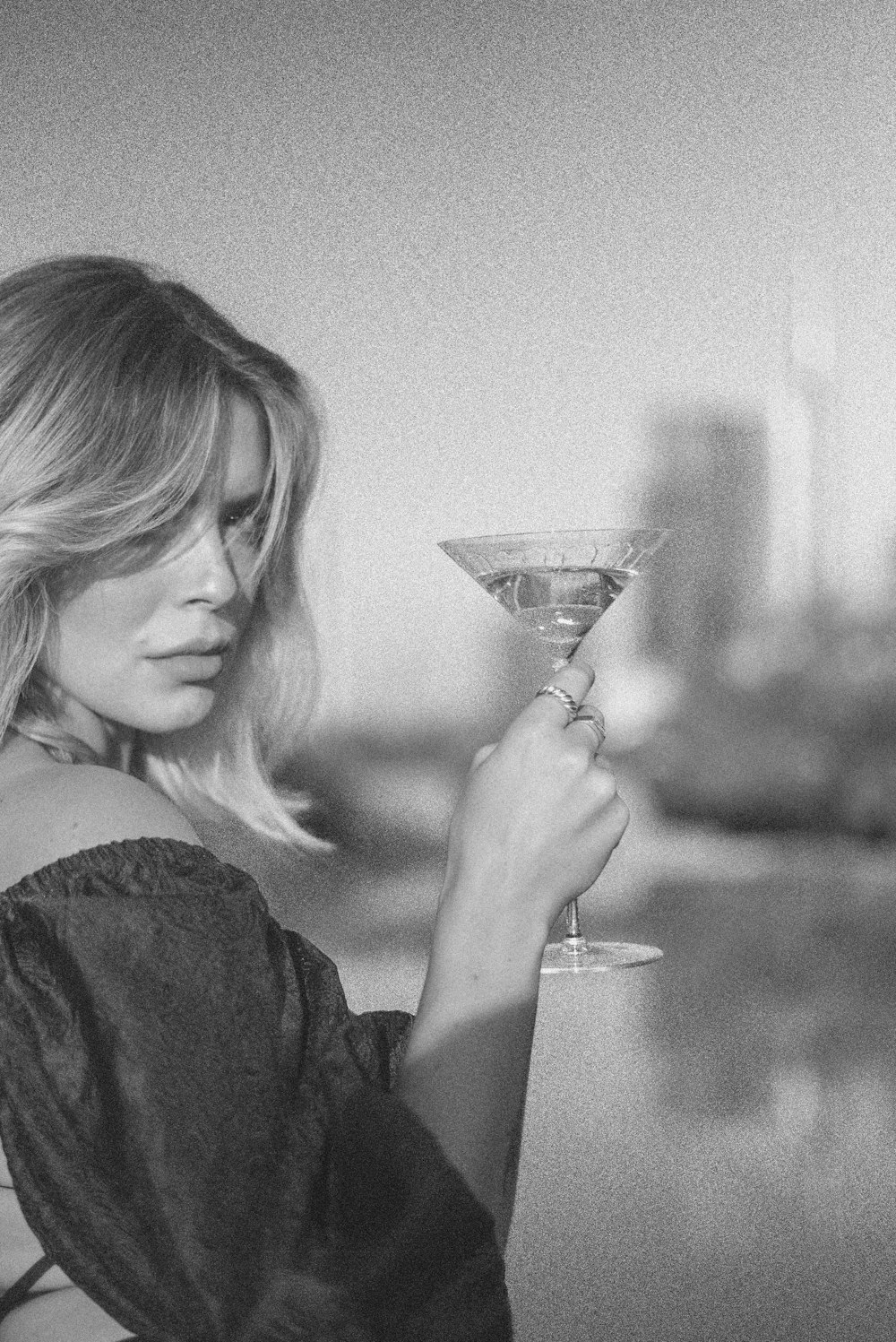 Une femme tenant un verre de martini à la main