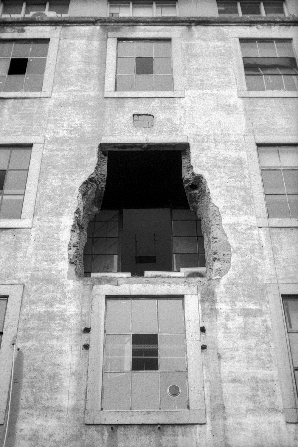 창문이있는 건물의 흑백 사진