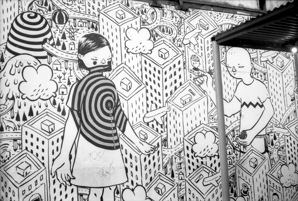 une photo en noir et blanc d’un homme debout devant une peinture murale