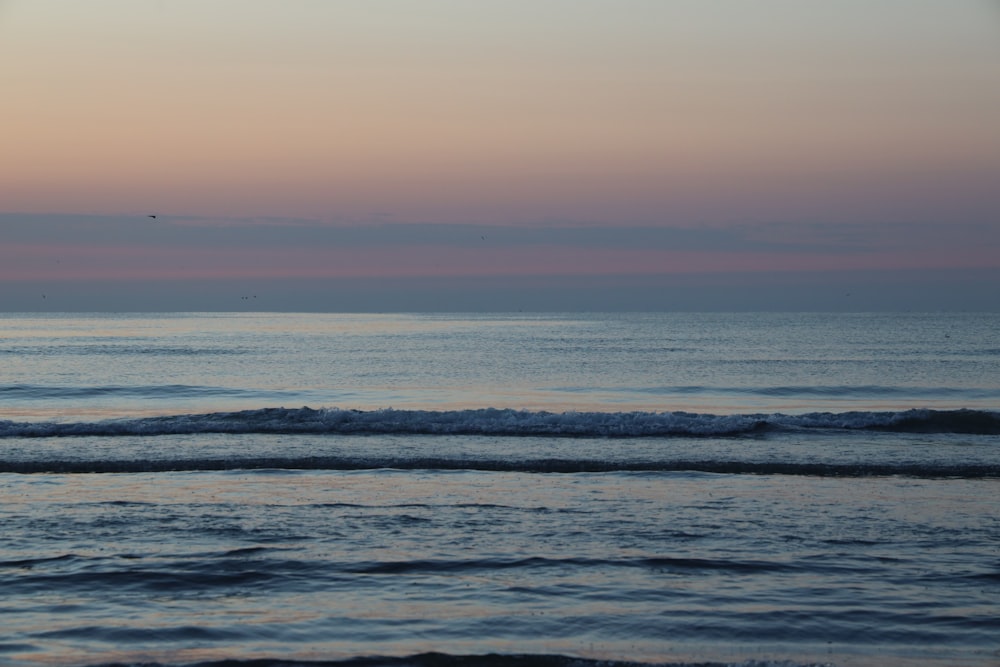 un plan d’eau avec des vagues arrivant sur le rivage