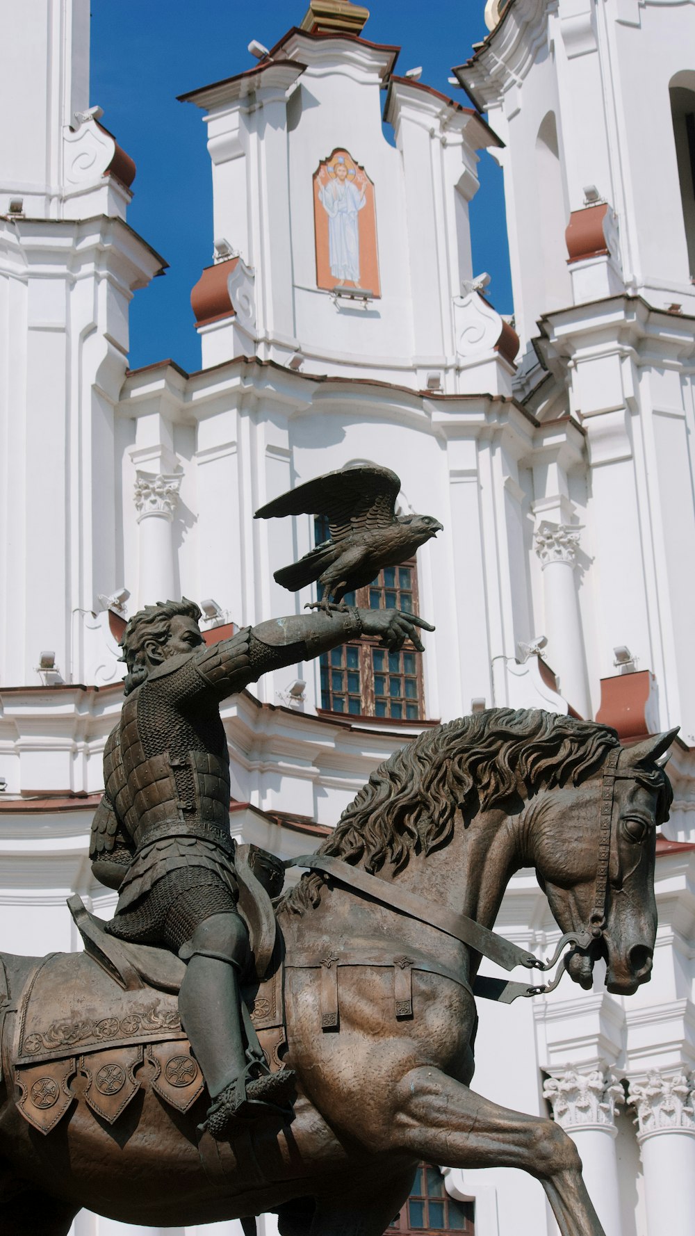 Foto Uma estátua de um homem em um cavalo na frente de uma