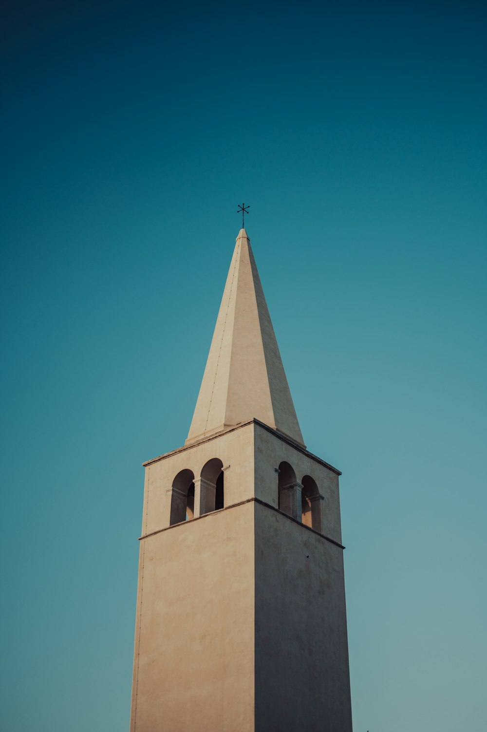 una gran torre alta con un reloj en la parte superior de un edificio