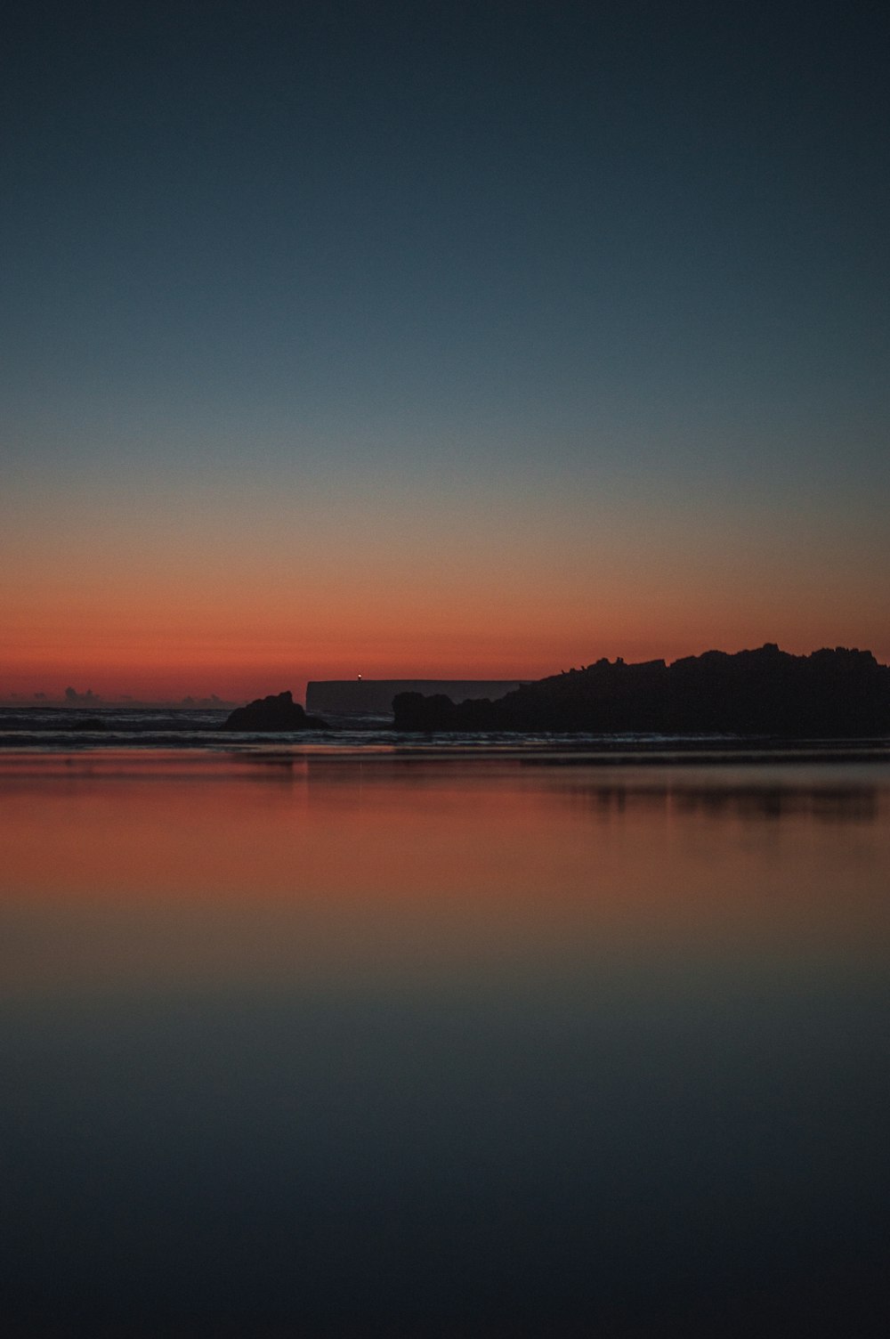 Le soleil se couche sur un plan d’eau