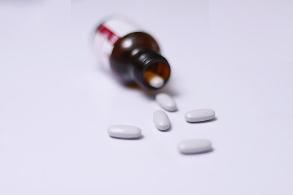 Un frasco de pastillas encima de una mesa