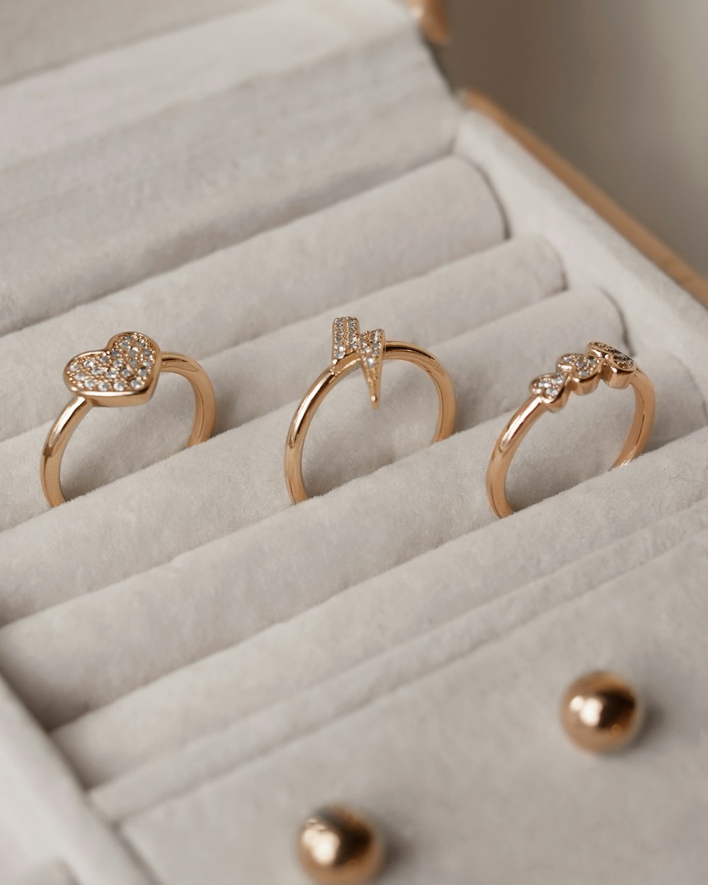 Tres anillos de oro en una caja blanca