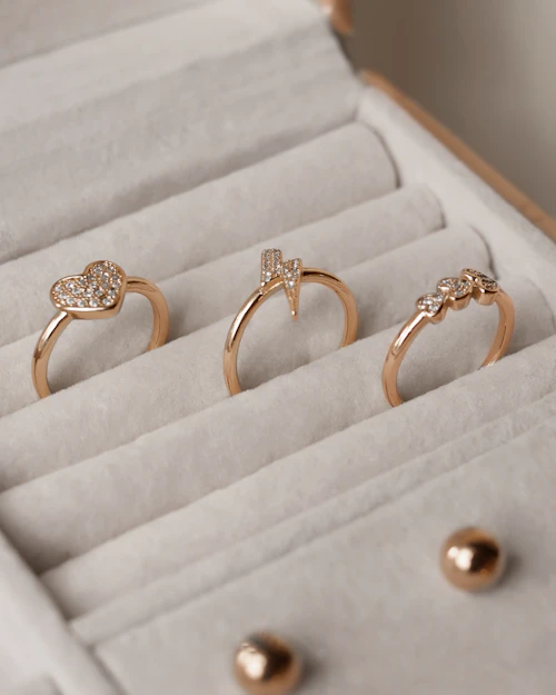 Goldene Ringe in einer Schmuckbox - Wertsachen sicher aufbewahren