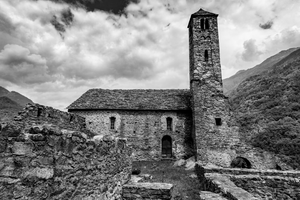 Una foto in bianco e nero di una vecchia chiesa