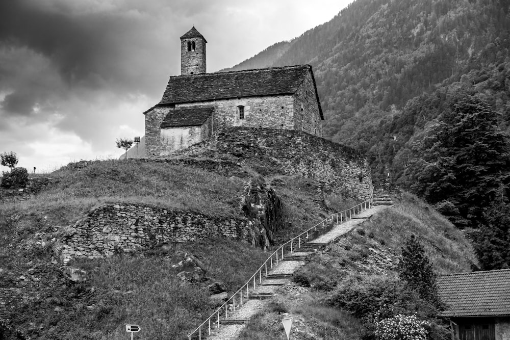 Una foto en blanco y negro de una iglesia en una colina