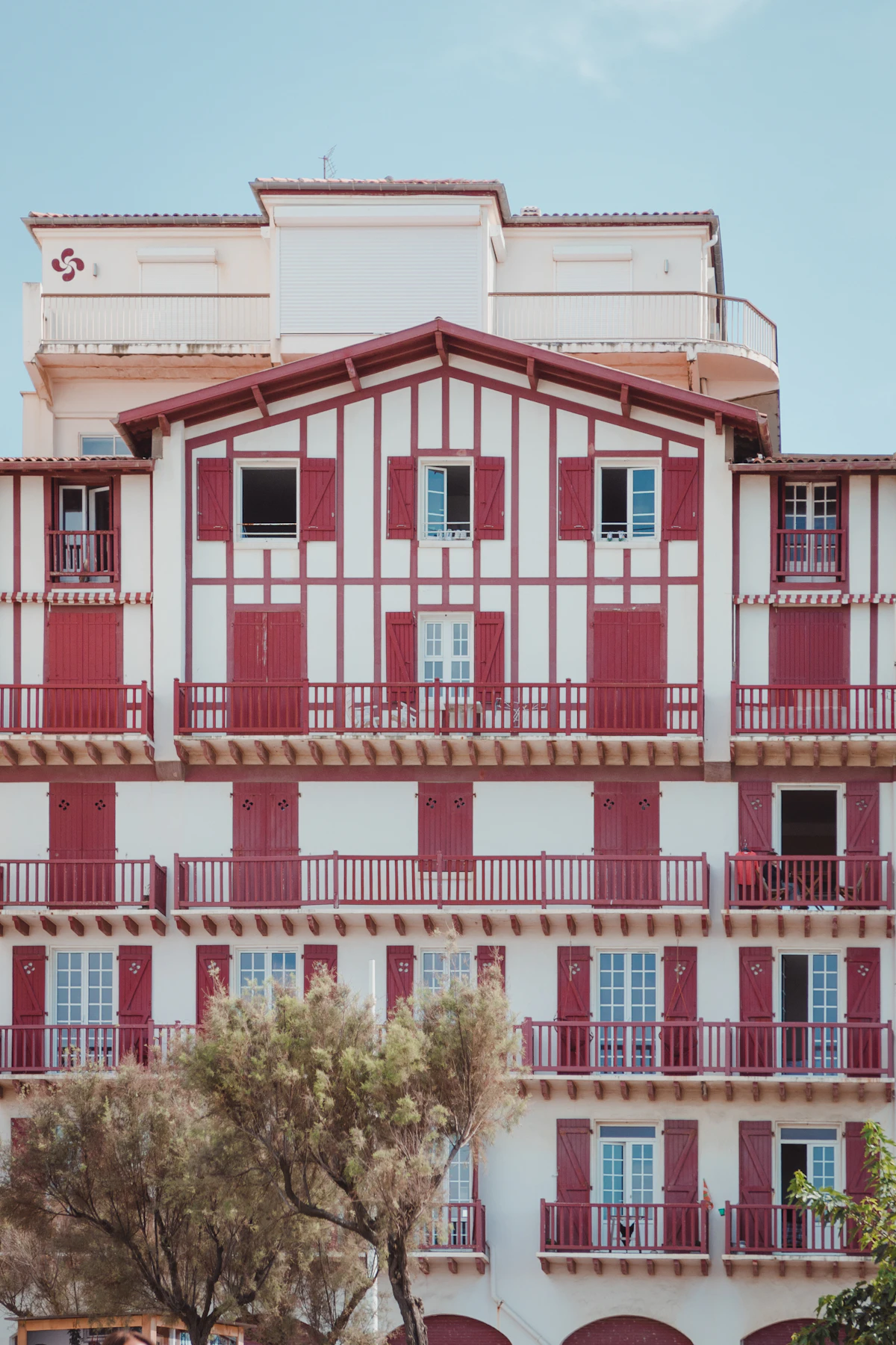 Architecture typique du Pays Basque, maisons à balcons rouges et blancs, Biarritz
